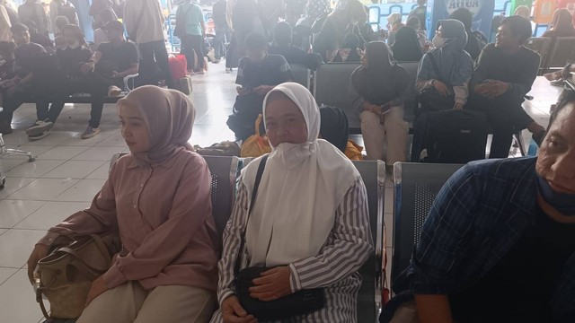 Siti Rodiah (40) pemudik asal Kampung Melayu ke Bengkulu di Terminal Kampung Rambutan, Jakarta Timur, Jumat (5/4/2024). Foto: Fadlan Nuril Fahmi/kumparan