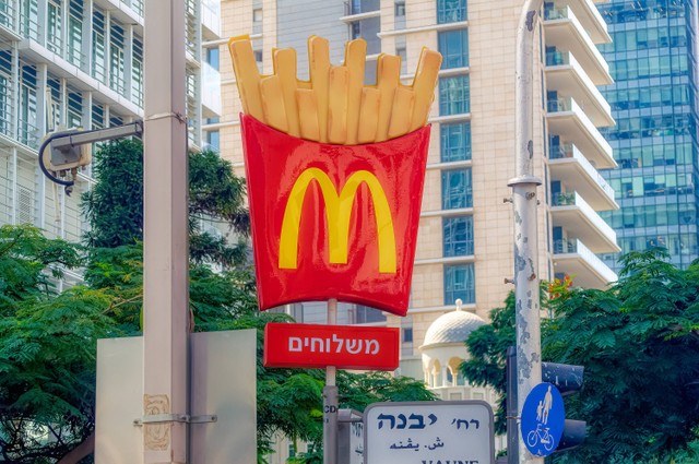 Logo McDonalds di Israel. Foto: Goran Vrhovac/Shutterstock