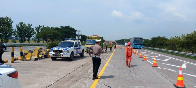 Polisi memberlakukan contra flow di KM 166 Tol Cipali, Jumat (5/4/2024). Foto: Dok. Istimewa