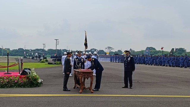 Panglima Jenderal TNI Agus Subiyanto pimpin upacara serah terima jabatan KSAU Marsekal Muhammad Tonny Harjono di Lanud Halim Perdanakusuma, Jumat (5/4/2024). Foto: Thomas Bosco/kumparan