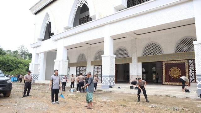 Kapolres Sekadau memimpin langsung kegiatan bakti religi di Masjid Agung Sultan Anum. Foto: Dok. Polres Sekadau