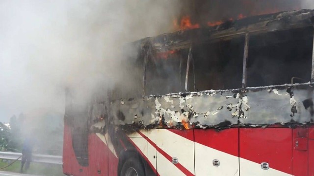 Kebakaran Bus Agra di exit Tol Tegal, Jumat (5/4/2024). Foto: Dok. Istimewa