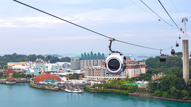 Kabin kereta gantung atau cable car bulat pertama di dunia dengan finishing chrome hadir di Singapura.
 Foto: Dok. Mount Faber Leisure Group