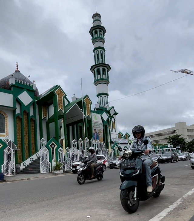 Rombongan touring 160 km Berbagi Kebaikan Satu Hati Menuju Kebersamaan bersama Honda Stylo singgah di Masjid Raya Singkawang. Foto: Dok Hi!Pontianak