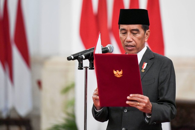 Presiden Jokowi melantik Ketua Kwartir Nasional (Kwarnas) Pramuka Budi Waseso di Istana Negara, Jakarta, Jumat (5/4/2024). Foto: Hafidz Mubarak A/ANTARA FOTO