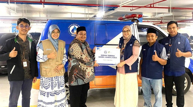 Yayasan Baitul Maal BRILiaN menyerahkan satu unit ambulance kepada Dompet Dhuafa Waspada untuk mendukung program layanan mustahik, Kamis (4/4).
