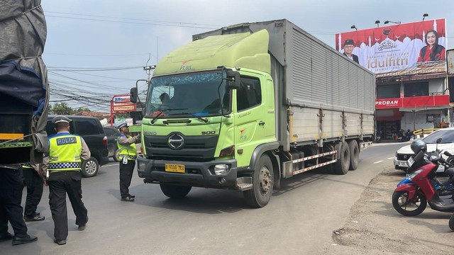 Polisi saat menindak truk sumbu tiga yang masih beroperasi di Jabar pada Jumat (5/4/2024). Foto: Dok. Istimewa