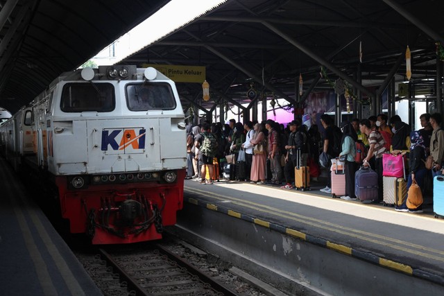 Sejumlah penumpang menunggu kedatangan kereta api di Stasiun Surabaya Gubeng, Surabaya, Jawa Timur, Jumat (5/4/2024). Foto: Didik Suhartono/ANTARA FOTO