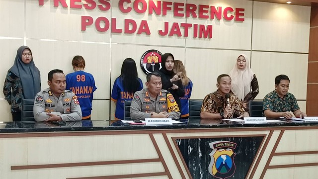 Ditreskrimum Polda Jatim menangkap tiga tersangka investasi bodong dengan nama perusahaan CV Cuan Grup, Jumat (5/4/2024). Foto: Farusma Okta Verdian/kumparan