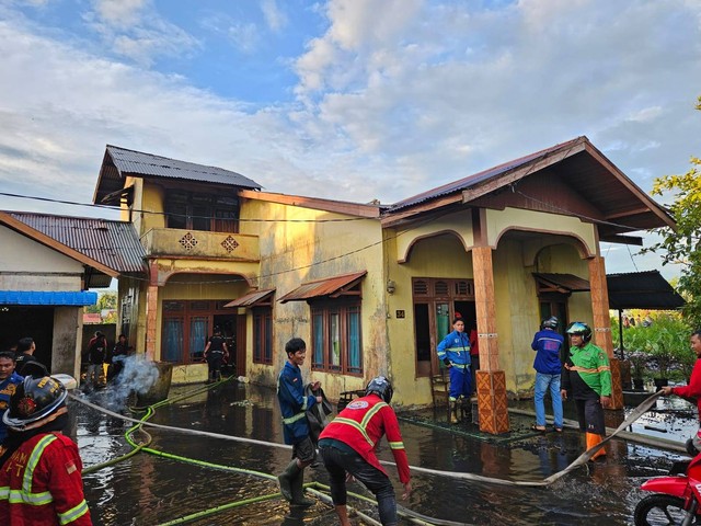 Petugas damkar memadamkan api. Foto: Dok. Polres Kubu Raya