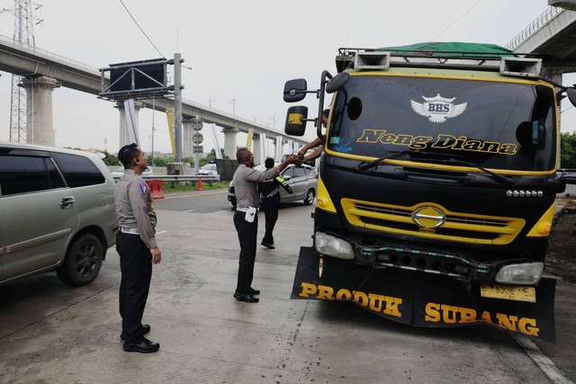 Polisi hentikan truk yang masih nekat masuk tol meski sudah dilarang selama mudik Lebaran, Jumat (5/4/2025). Foto: Dok. Istimewa