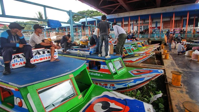 Sejumlah transportasi sungai dermaga pelabuhan di bawah Jembatan Ampera yang masih menjadi pilihan pemudik di Palembang, Jumat (5/4) Foto: ary priyanto/urban id