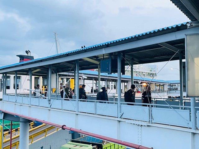 Suasana para pemudik pejalan kaki di Pelabuhan Bakauheni Dermaga Reguler pada Jumat (5/4) | Foto : Almuhtarom / Lampung Geh