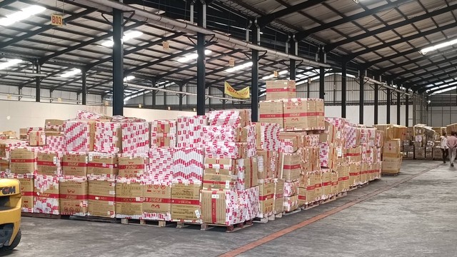 Gudang penyimpanan barang kiriman para Pekerja Migran Indonesia (PMI) di PT SAL Pelabuhan Tanjung Perak, Surabaya, Jumat (5/4/2024). Foto: Farusma Okta Verdian/kumparan