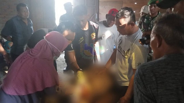 Petugas saat identifikasi mayat mayat Pasidi (59), warga Dusun Banjar, Desa Senganten, Kecamatan Gondang, Kabupaten Bojonegoro. Jumat (05/04/2024) (Aset: Istimewa)
