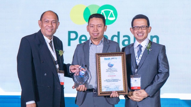 Kepala Divisi Strategi, Arsitektur dan Perencanaan TI Pegadaian, Supriyanto, mewakili Pegadaian menerima penghargaan dari Digitech Award 2024. Foto: Dok. Pegadaian