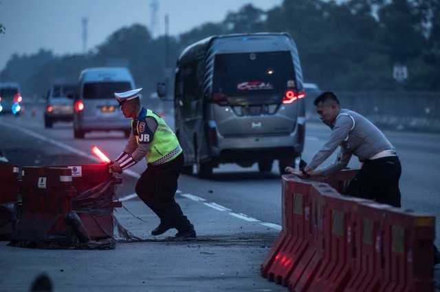 Contraflow di Tol Cikampek Utama, Jumat (5/4/2024). Foto: Aprilio Akbar/ANTARA FOTO