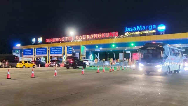 Suasana Gerbang Tol Kalikangkung Semarang, Jumat (5/4/2024). Foto: Intan Alliva Khansa/kumparan