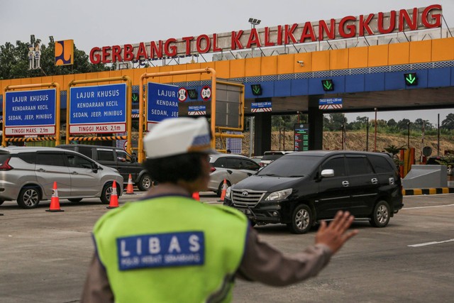 Sejumlah kendaraan roda empat melintasi Gerbang Tol (GT) Kalikangkung, Semarang, Jawa Tengah, Jumat (5/4/2024). Foto: Makna Zaezar/ANTARA FOTO