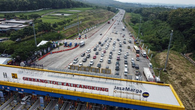 Foto udara kendaraan roda empat dari arah barat atau Jakarta melintasi Gerbang Tol (GT) Kalikangkung, Semarang, Jawa Tengah, Jumat (5/4/2024). Foto: Makna Zaezar/ANTARA FOTO