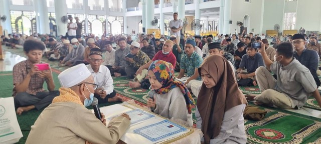 Dewi Anggraini dan Ita Ratnasari melakukan ikrar mualaf di Masjid Nasional Al-Akbar Surabaya. Foto: Humas MAS