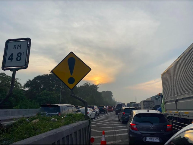 Kemacetan di KM 48 Tol Jakarta-Cikampek karena pertemuan kendaraan dengan jalur Tol MBZ pukul 06.20 WIB, Sabtu (6/5/2024). Foto: Ainun Nabila/kumparan