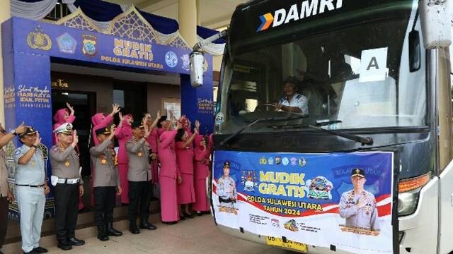 Kapolda Sulawesi Utara, Irjen Pol Yudhiawan, bersama jajaran dan undangan, melepas bus mudik gratis tujuan Provinsi Gorontalo.