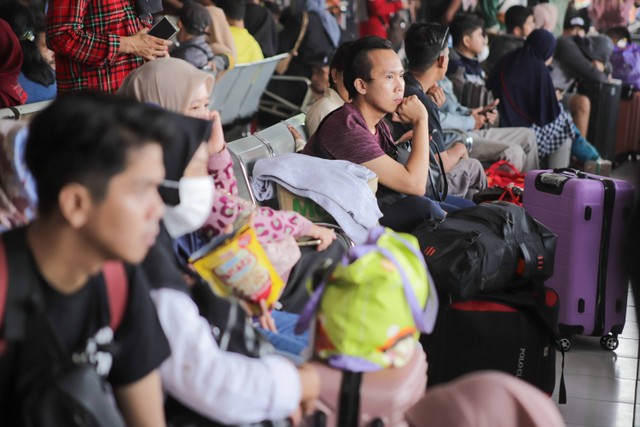 Calon penumpang menunggu waktu keberangkatan bus di Terminal Kampung Rambutan, Jakarta Timur  Sabtu (6/4/2024). Foto: Jamal Ramadhan/kumparan