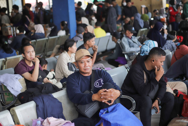 Calon penumpang menunggu waktu keberangkatan bus di Terminal Kampung Rambutan, Jakarta Timur  Sabtu (6/4/2024). Foto: Jamal Ramadhan/kumparan