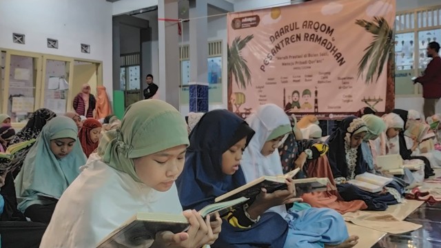 Tadarus al-Qur'an usai sholat malam, sambil menunggu makan sahur