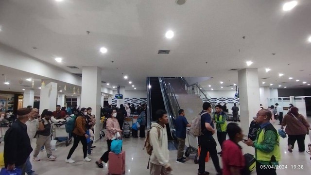 Situasi keberangkatan penumpang di Bandara Radin Inten II Lampung, (5/4). | Foto : Humas Bandara