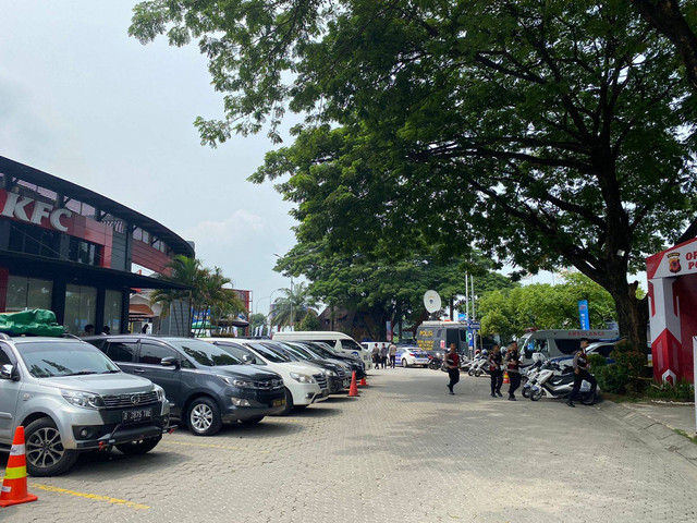 Suasana rest area KM 57 Tol Jakarta-Cikampek terpantau ramai dan padat pada pukul 10.20 WIB pada Sabtu (6/4/2024). Foto: Ainun Nabila/kumparan