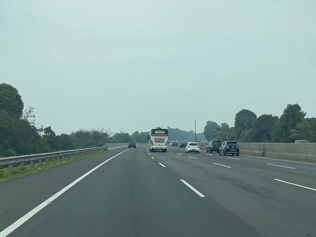 KM 64 Tol Jakarta-Cikampek pukul 10.40 terpantau lancar, Sabtu (6/4/2024). Foto: Ainun Nabila/kumparan