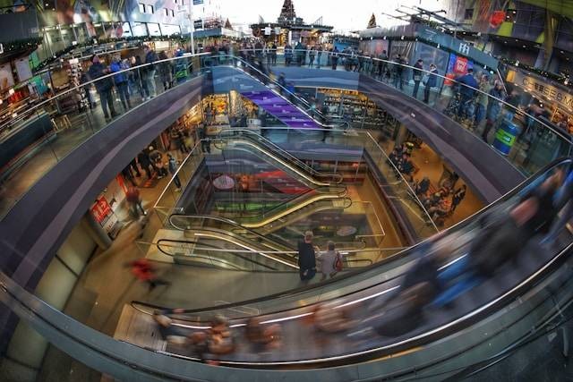 Mall terlengkap di Jogja. Foto hanyalah ilustrasi, bukan tempat yang sebenarnya. Sumber: Unsplash/Dieter de Vroomen