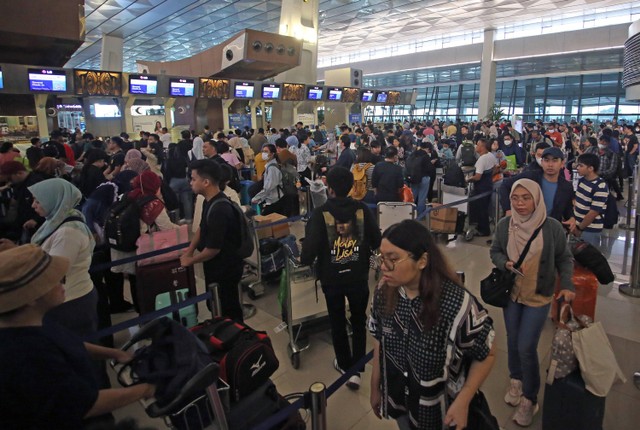 Calon penumpang antre untuk lapor diri di Terminal 3, Bandara Soekarno Hatta, Tangerang, Banten, Sabtu (6/4/2024). Foto:  ANTARA FOTO/Muhammad Iqbal