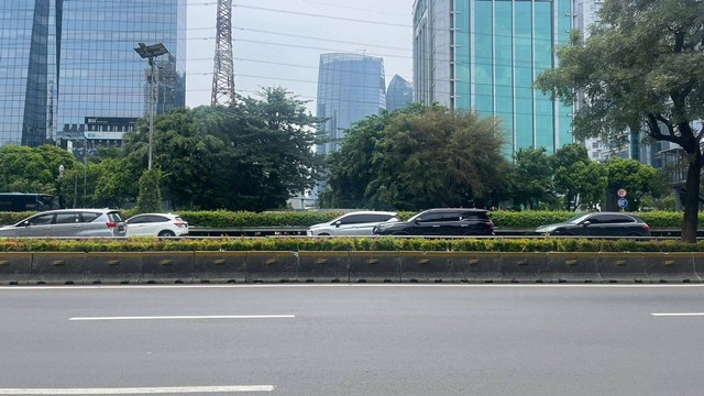 Suasana lalu lintas di Gatot Subroto, Jakarta, Sabtu (6/4/2024). Foto: Haya Syahira/kumparan