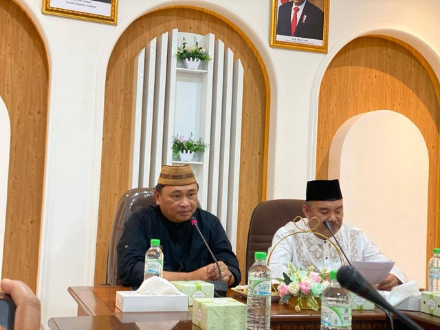 Kakanwil Kemenag Kalbar, Muhajirin Yanis saat menghadiri FGD bersama media Pontianak. Foto: Yulia Ramadhiyanti/Hi!Pontianak