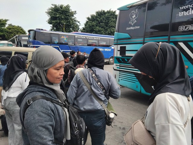 Ita bersama anak melakukan perjalanan mudik di terminal Kalideres, Jakarta Barat di h-4 Ramadan 2024, Sabtu (6/4). Foto: Paulina Herasmaranindar/kumparan