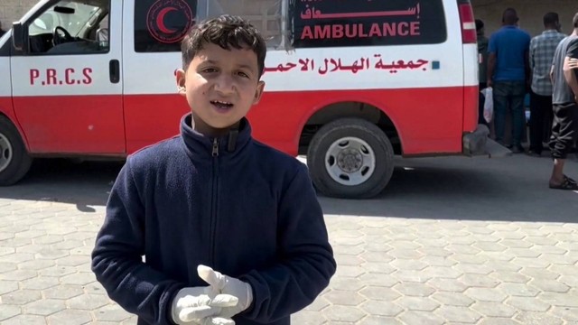 Zakaria Sarsak (12) menjadi relawan medis di RS Al-Aqsa, Gaza. Foto: Reuters
