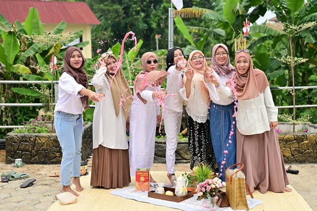 Tradisi Lebaran di Bali. Foto Hanya Ilustrasi, Bukan Tempat Sebenarnya. Sumber Unsplash Ochimax Studio