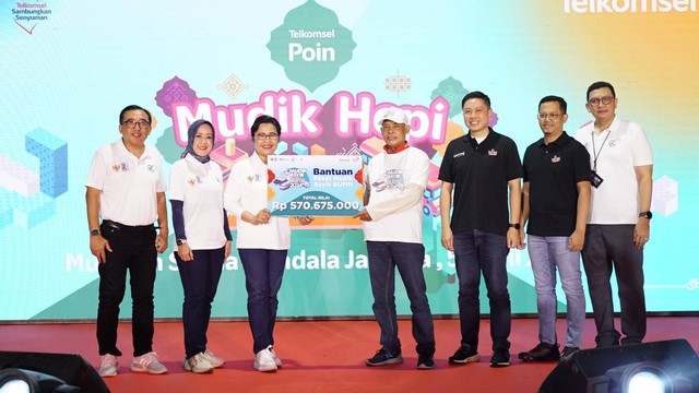 Telkom menyerahkan bantuan kepada peserta pada kegiatan Mudik Asyik Bersama BUMN 2024 di kawasan pemberangkatan bus, Museum Satria Mandala, Jakarta, Jumat (5/4). Foto: dok. Telkom