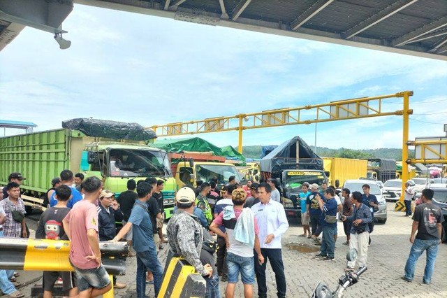 Puluhan supir truk kendaraan barang logistik di Pelabuhan Bakauheni, Lampung Selatan, melakukan protes kepada petugas karena mobil sudah mengantre lama namun tidak kunjung masuk kapal. Foto: Riadi Gunawan/Antara