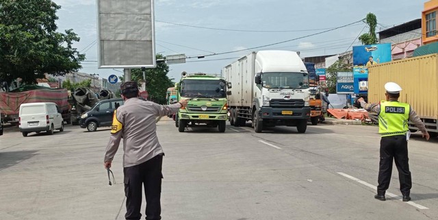 Kapolrestabes Palembang, Kombes Pol Harryo Sugihartono saat meminta truk untuk putar balik saat berada di Jalan Alang-Alang Lebar Palembang, Foto : Abdul Toriq/Urban Id