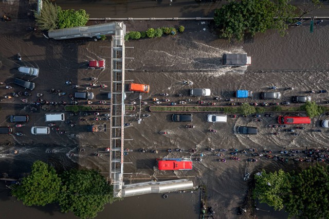 Foto udara kendaraan bermotor terjebak kemacetan karena banjir menggenangi jalur utama pantura Semarang-Surabaya di Jalan Kaligawe Raya, Kota Semarang, Jawa Tengah, Sabtu (6/4/2024). Foto: Aji Styawan/ANTARA FOTO 