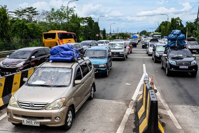 Sejumlah kendaraan terjebak kemacetan saat akan keluar dari Gerbang Tol Merak, Cilegon, Banten, Sabtu (6/4/2024). Foto: ANTARA FOTO/ Rivan Awal Lingga