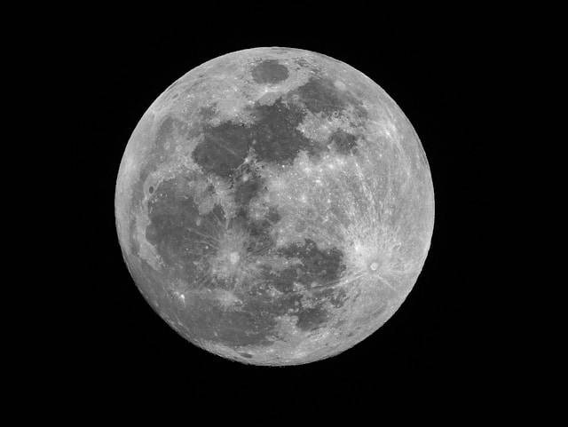 Suhu Bulan pada Malam Hari. Foto hanya ilustrasi. Sumber foto: Unsplash/Mike