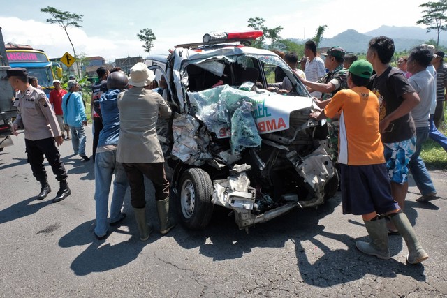 Warga mengevakuasi mobil ambulans yang mengalami kecelakaan di Mangunsari, Ngadirejo, Temanggung, Jawa Tengah, Sabtu (6/4/2024). Foto: Anis Efizudin/ANTARA FOTO