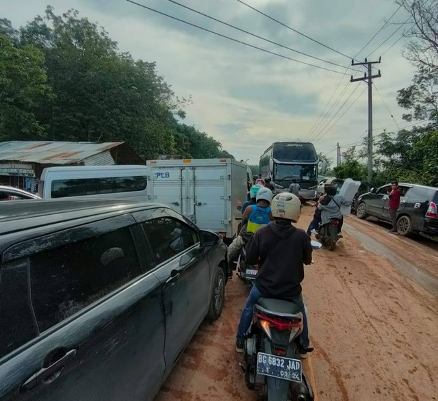 Suasana kemacetan arus mudik di Jalur Lintas Timur (Jalintim) Betung-Palembang, Foto : Istimewa
