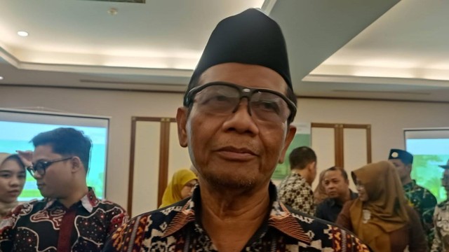 Cawapres 03 Mahfud MD usai diskusi di ICMI Orwil DIY di Loman Park Hotel, Kabupaten Sleman, Sabtu (6/4/2024). Foto: Arfiansyah Panji Purnandaru/kumparan