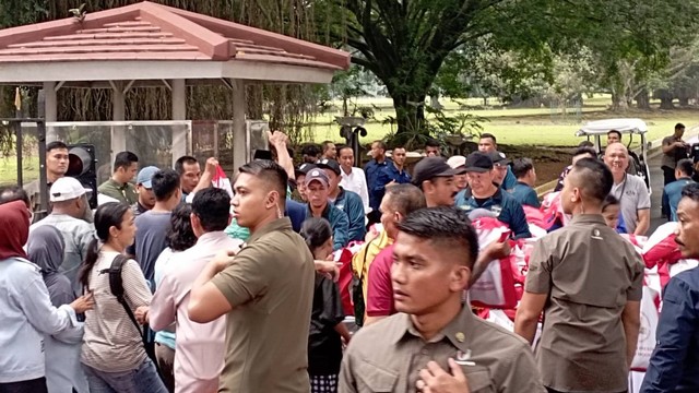 Masyarakat mengantre untuk menerima bansos yang dibagikan oleh Presiden Jokowi di Istana Bogor, Sabtu (6/4/2024). Foto: kumparan